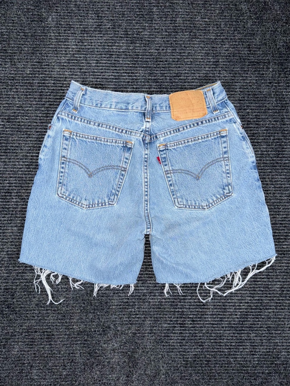 Vintage 90s Levi’s 550 Relaxed Denim Mid Thigh Cutoff Shorts Sz 27 Cotton Jorts
